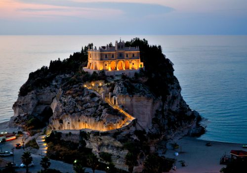 La meravigliosa Tropea il Santuario di Santa Maria dell'Isola di Tropea