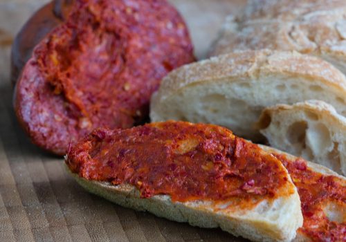 Prodotti tipici calabresi, pane e 'nduja